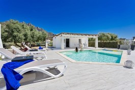 Villa Claudia for Rent | Italy | Two girls in a Pool